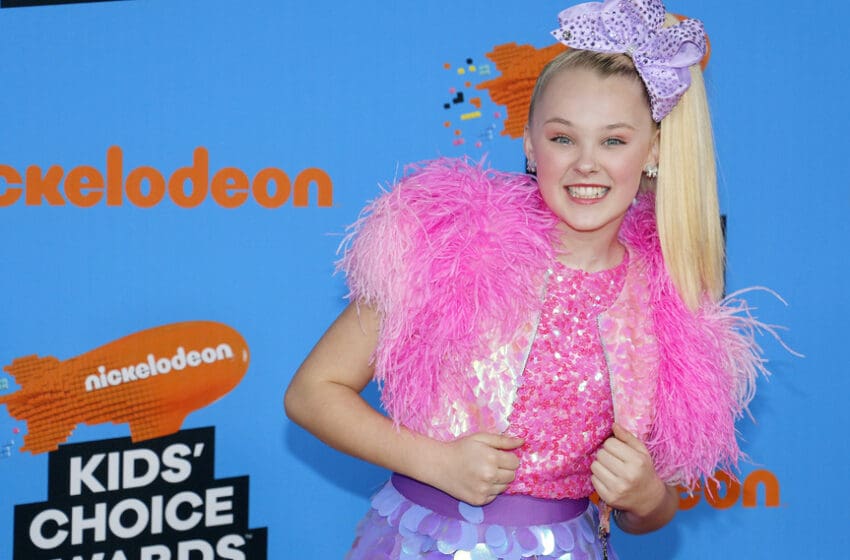  JoJo Siwa And TikTok Content Creator Avery Cyrus Make It Official