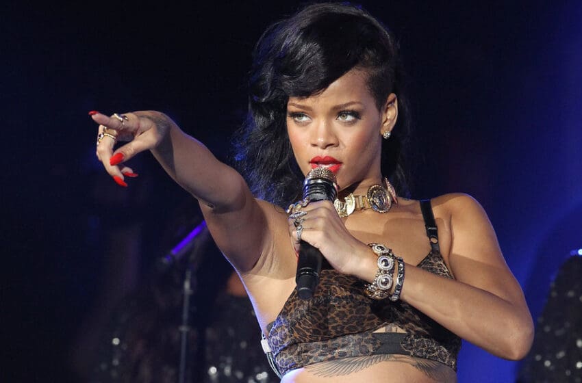  Rihanna To Headline Super Bowl Halftime Show!