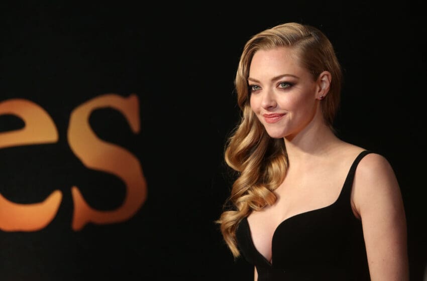  Amanda Seyfried Battles A Wardrobe Malfunction At Sunday Night’s Critics Choice Awards As Dress Keeps Ripping