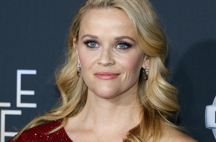  Reese Witherspoon Takes Her Dog For Walk After Officially Filing Divorce From Jim Toth