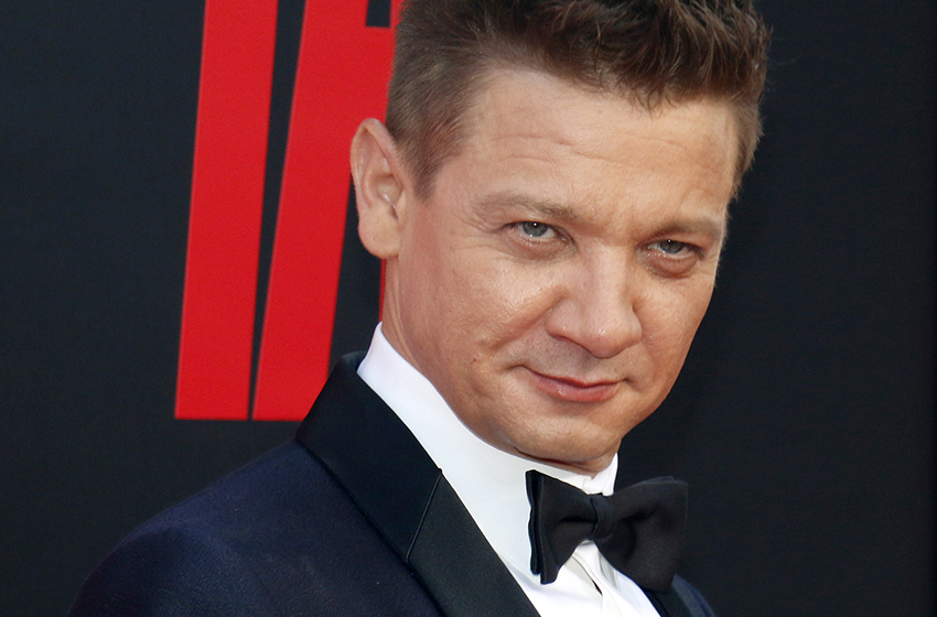  Recovering Jeremy Renner Makes His First Red-Carpet Appearance With His Daughter After A Near-Fatal New Year Accident