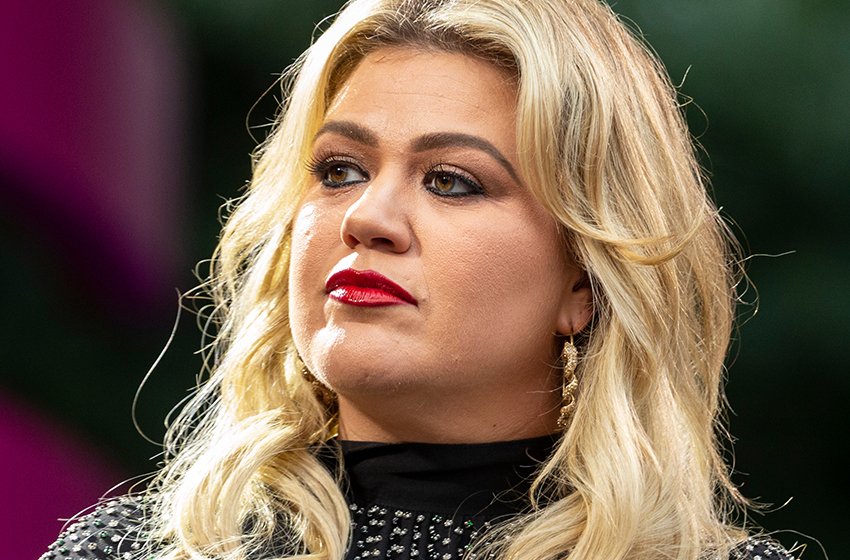  Kelly Clarkson Tears Up Discussing Daughter’s Dyslexia and Bullying on Show