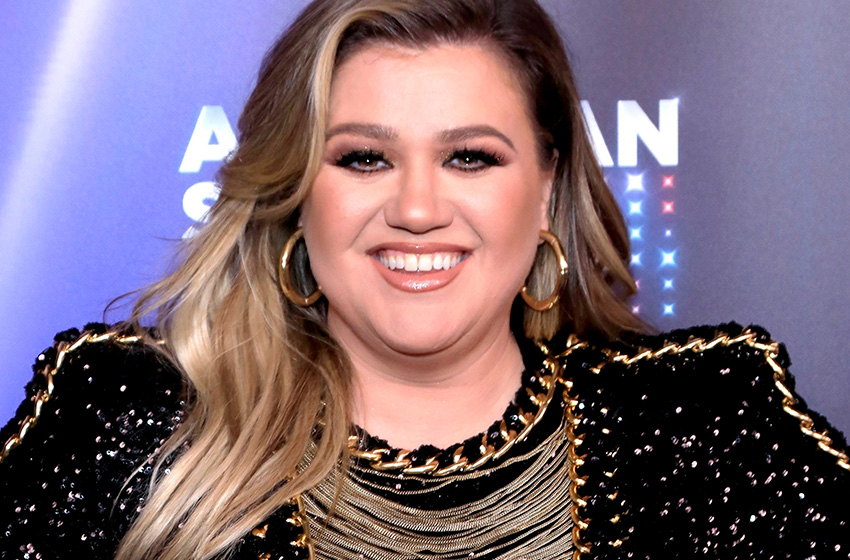  Kelly Clarkson Laughs Off Rivalry Claims With Carrie Underwood: ‘We Barely Know Each Other!’