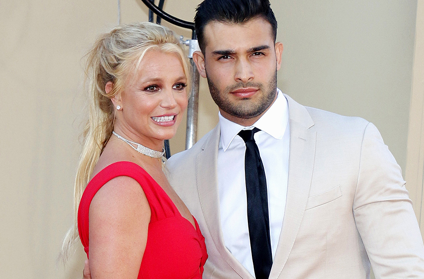  Sam Asghari Seen Without Wedding Ring Amid Britney Spears Divorce News