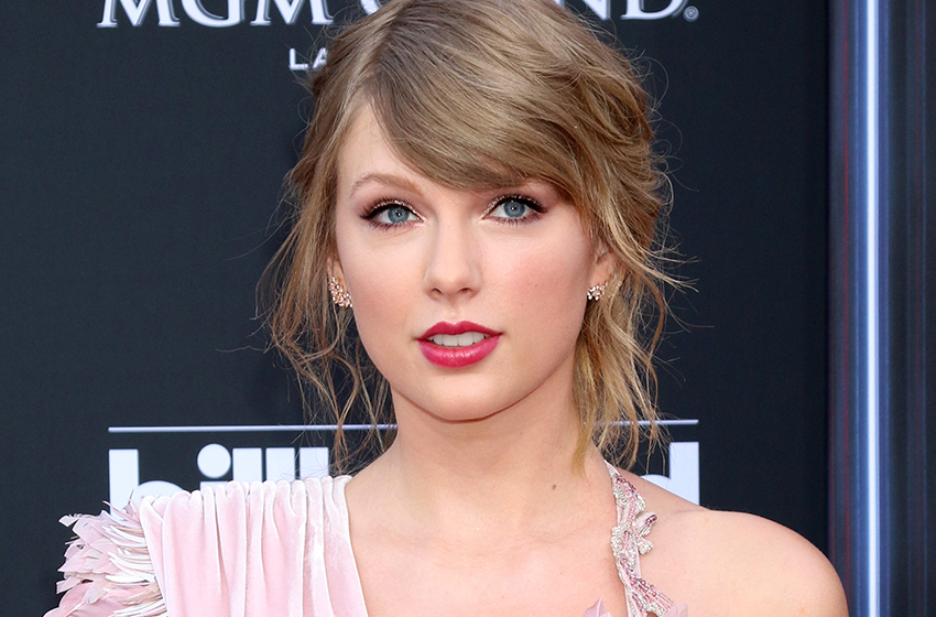  Taylor Swift Watches Football in Support of New Beau Travis Kelce