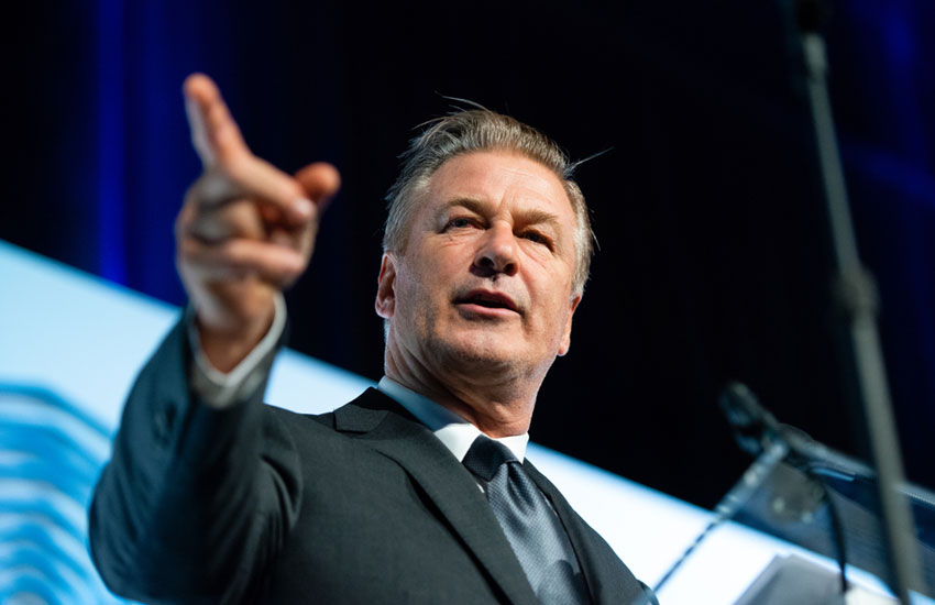  Alec Baldwin’s Family Stands By Him As Manslaughter Trial Begins