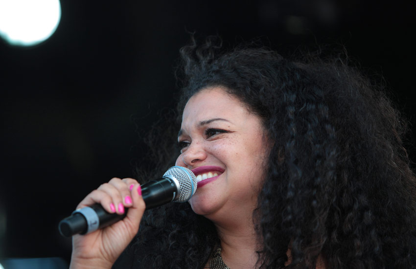  Michelle Buteau Hilariously Shares Why Her Husband Worries About Lenny Kravitz