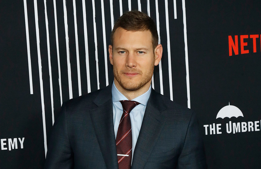  Tom Hopper Says “Umbrella Academy” Cast Still Feels Like “Family” After Finale