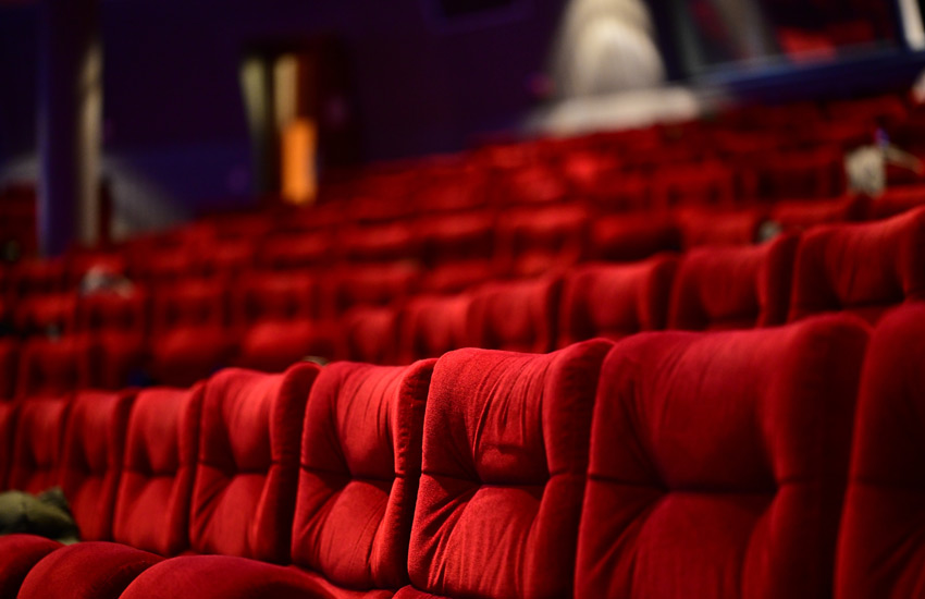  Hollywood’s Big-Screen Glow Returns
